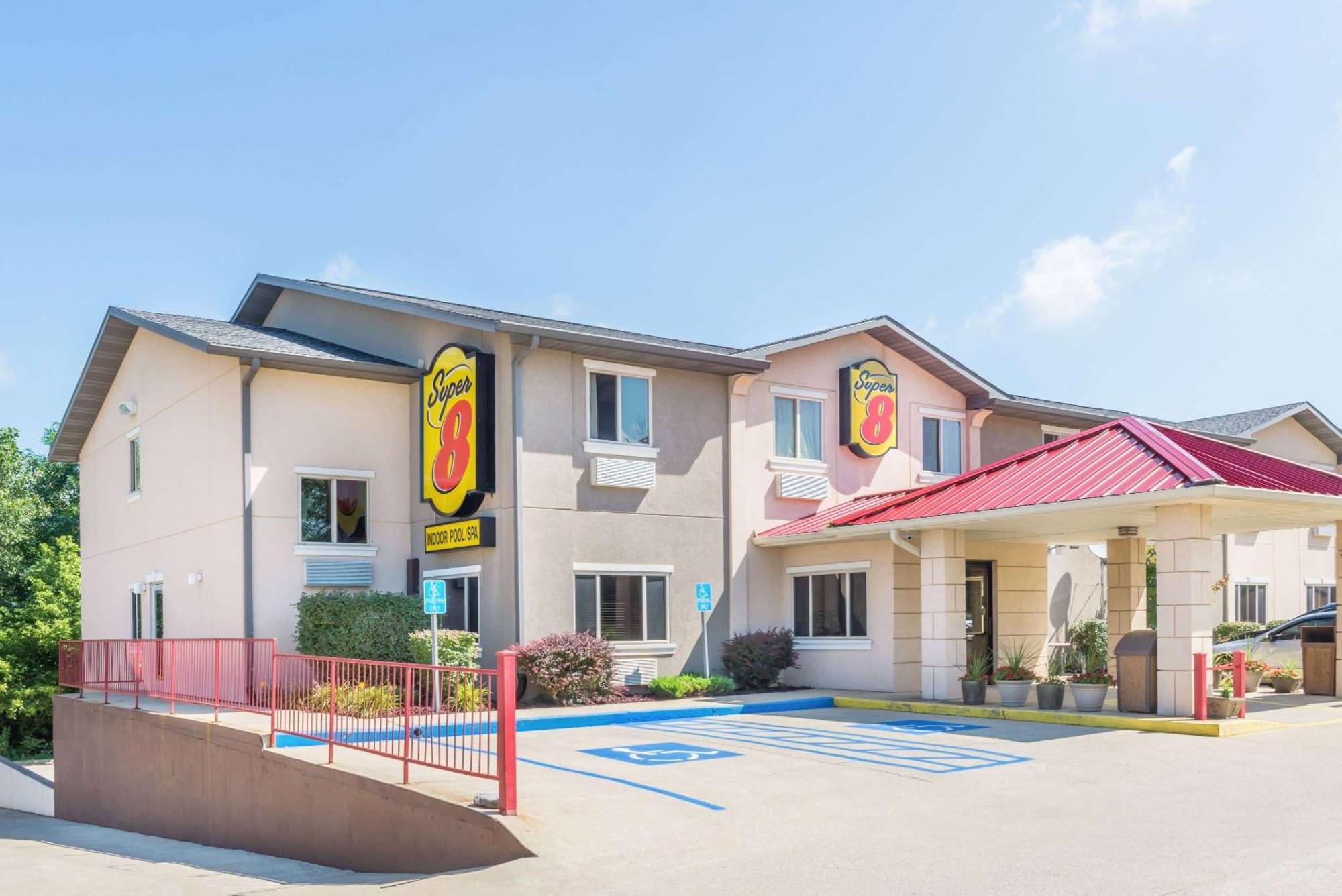 Super 8 By Wyndham Bloomington University Area Eksteriør bilde