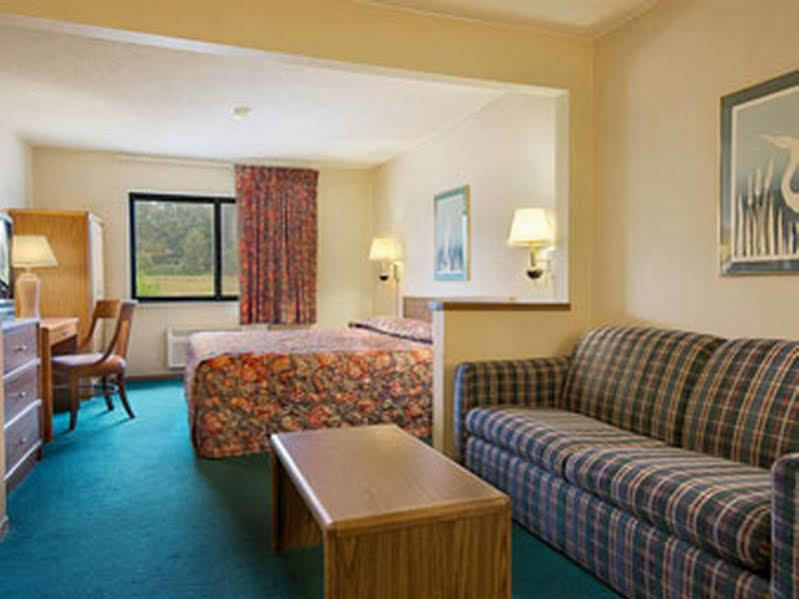 Super 8 By Wyndham Bloomington University Area Eksteriør bilde